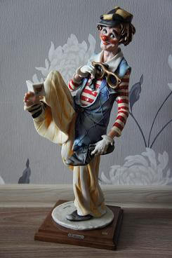клоун с книжкой в ноге, Джузеппе Армани, Giuseppe Armani, Каподимонте, Capodimonte, фарфоровая статуэтка
