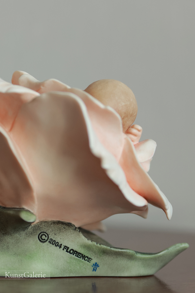 Младенец в розе, Giuseppe Armani, статуэтка
