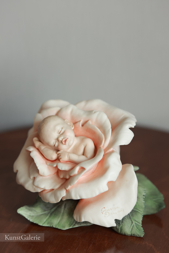Младенец в розе, Джузеппе Армани, статуэтка