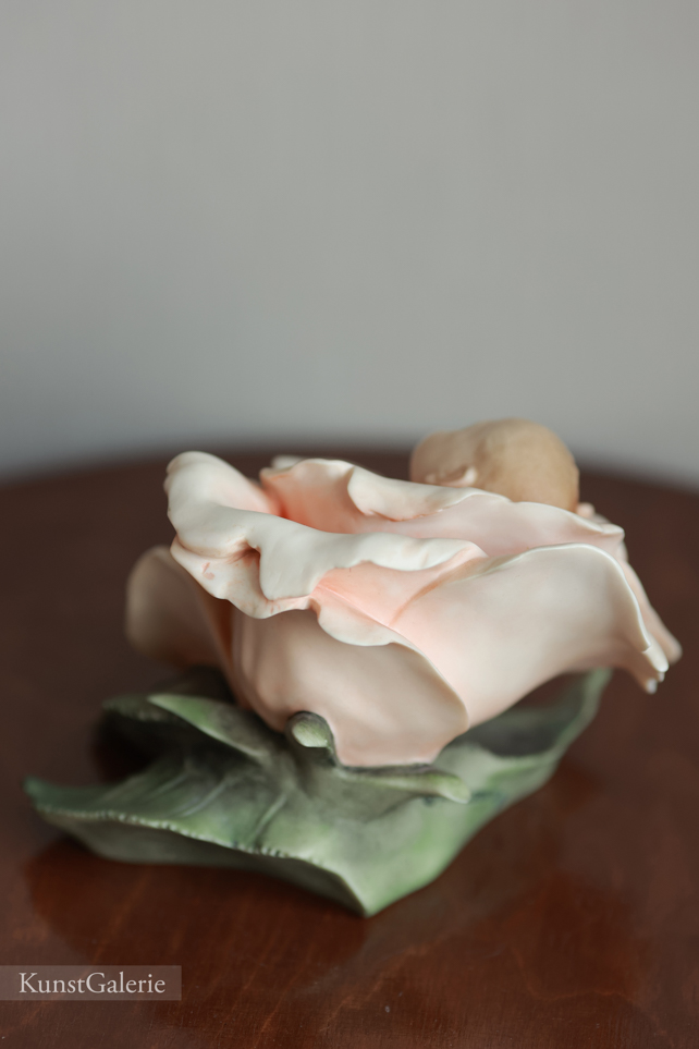 Младенец в розе, Giuseppe Armani, статуэтка