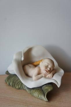 Новорожденный в лилии, Джузеппе Армани Флоренс статуэтка