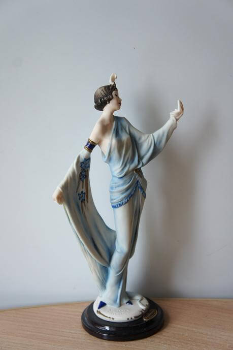 Девушка с зеркальцем, Джузеппе Армани, Флоренс, Каподимонте, статуэтка