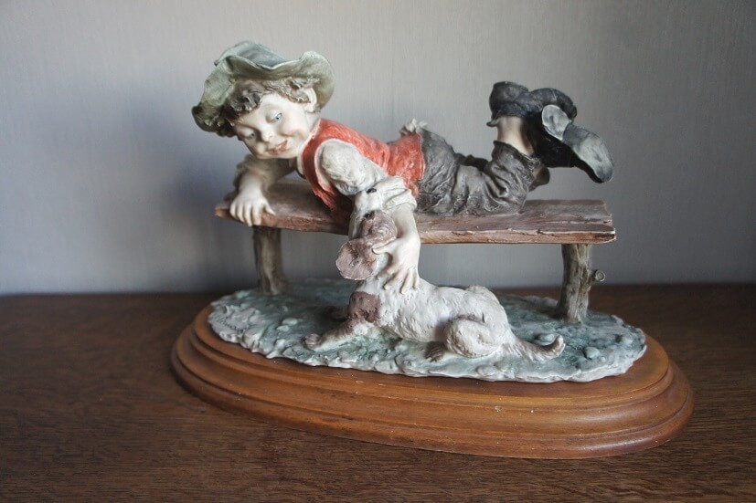 Мальчик на скамье с собачкой, Джузеппе Армани, Флоренс, Каподимонте, статуэтка