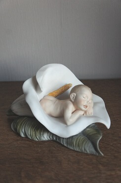 Младенец в лилии, Giuseppe Armani Florence, статуэтка