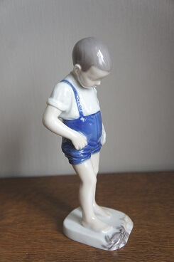 Малыш с крабом, Bing & Grondahl фарфоровая статуэтка