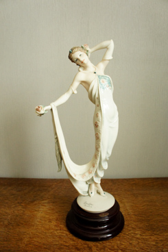 Девушка с розой, Giuseppe Armani, Florence, Capodimonte, статуэтка, KunstGalerie.ru