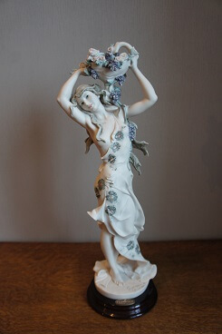 Девушка с корзиной цветов, Giuseppe Armani Florence фарфоровые статуэтки KunstGalerie.ru