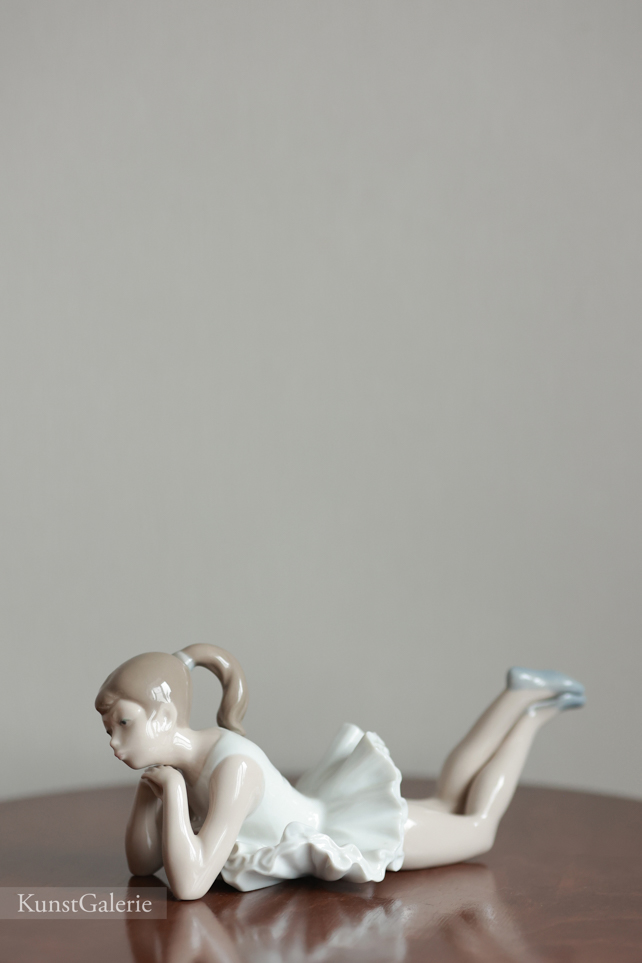 Балерина лежит, фарфоровая статуэтка, НАО Ладро