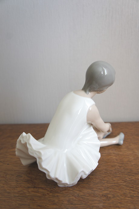 Балерина сидит, фарфоровая статуэтка, НАО Ладро