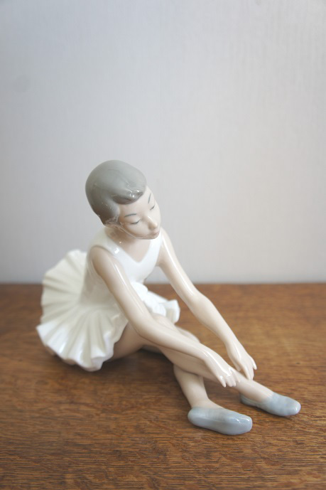 Балерина сидит, фарфоровая статуэтка, НАО Ладро