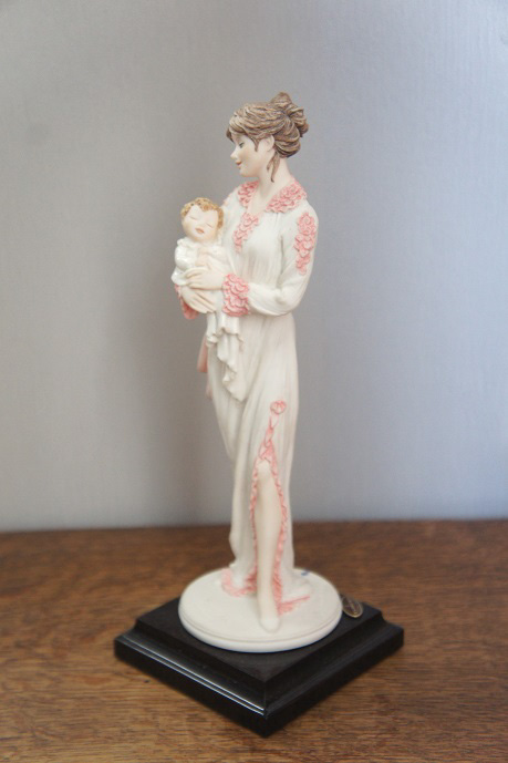 Материнство на руках, Джузеппе Армани, статуэтка