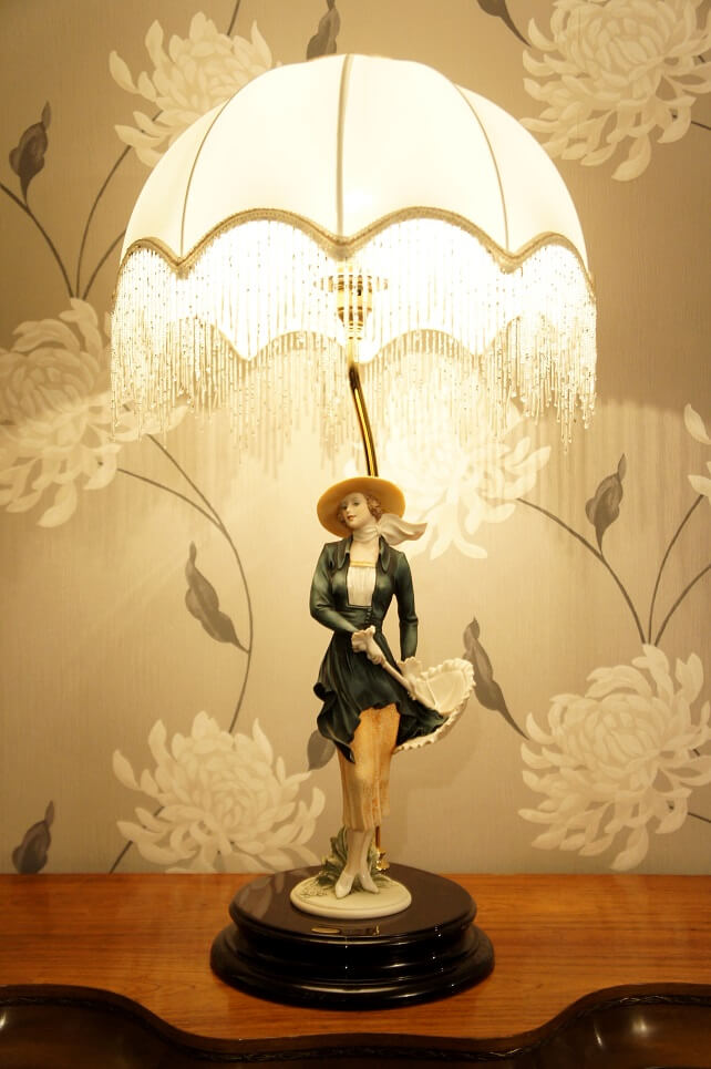 Светильник Девушка с зонтом, Giuseppe Armani, Florence, Capodimonte, статуэтка