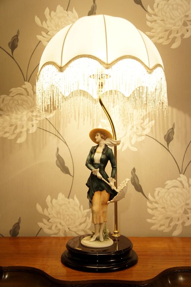 Светильник Девушка с зонтом, Джузеппе Армани, Флоренс, Каподимонте, статуэтка