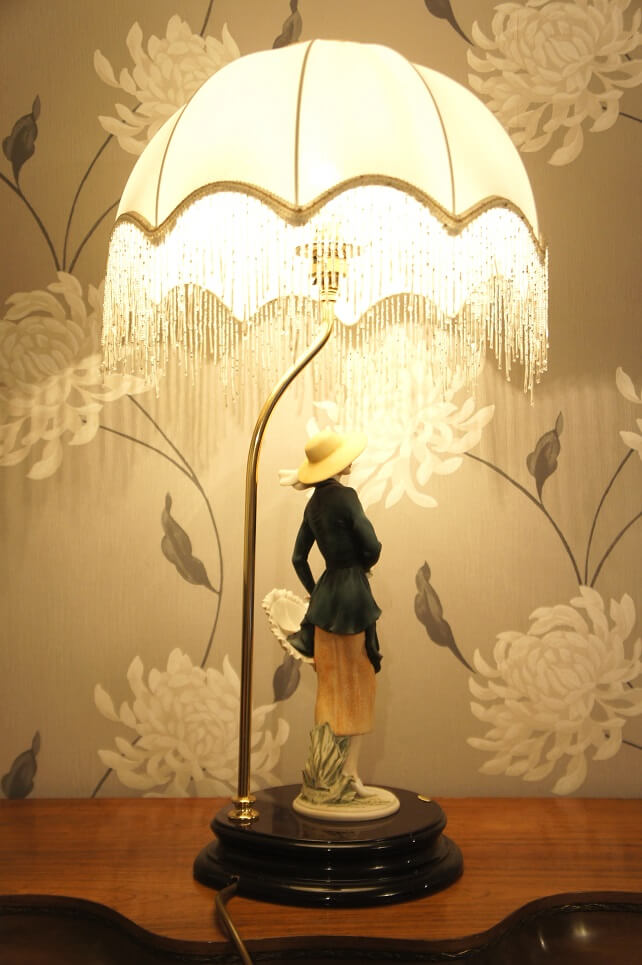 Светильник Девушка с зонтом, Джузеппе Армани, Флоренс, Каподимонте, статуэтка