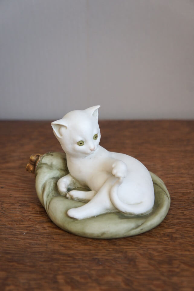 Кот на подушке, Каподимонте, статуэтка