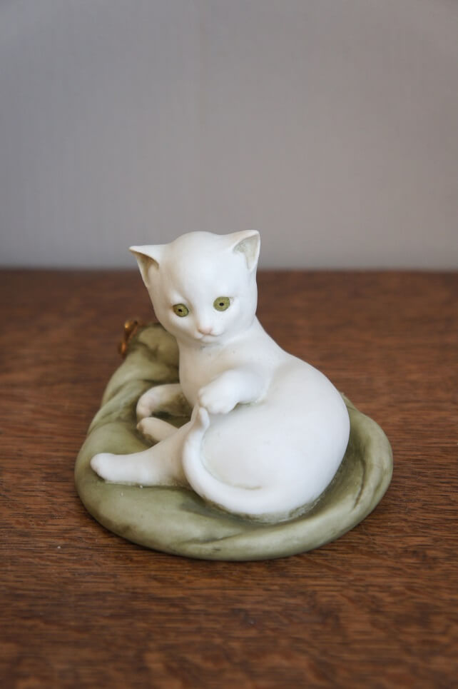 Кот на подушке, Capodimonte, статуэтка
