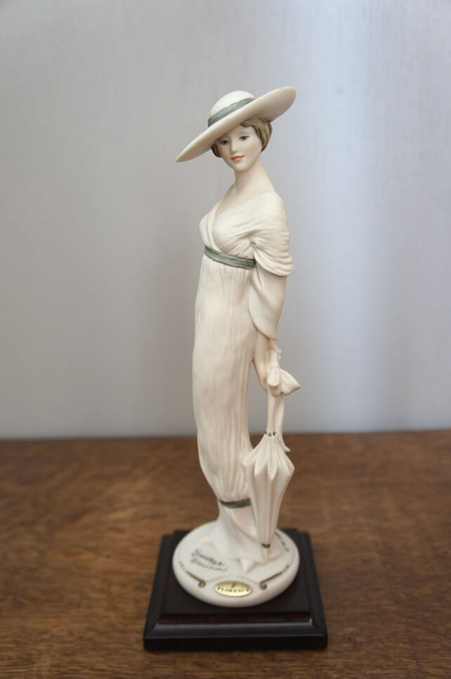 Девушка в светлом с зонтом, Джузеппе Армани, статуэтка