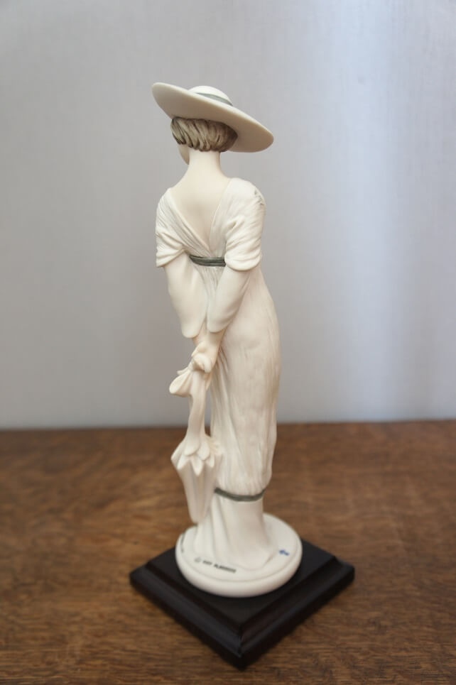 Девушка в светлом с зонтом, Giuseppe Armani, статуэтка