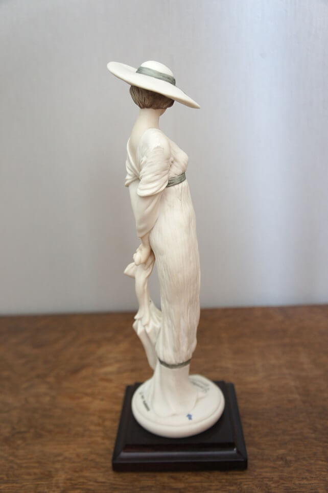 Девушка в светлом с зонтом, Джузеппе Армани, статуэтка
