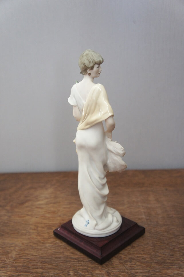 Девушка с опахалом, Джузеппе Армани, статуэтка