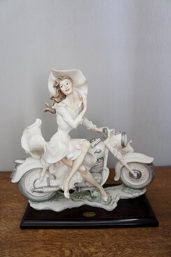 Леди на мотоцикле, Джузеппе Армани Флоренс, Каподимонте, статуэтка, KunstGalerie.ru