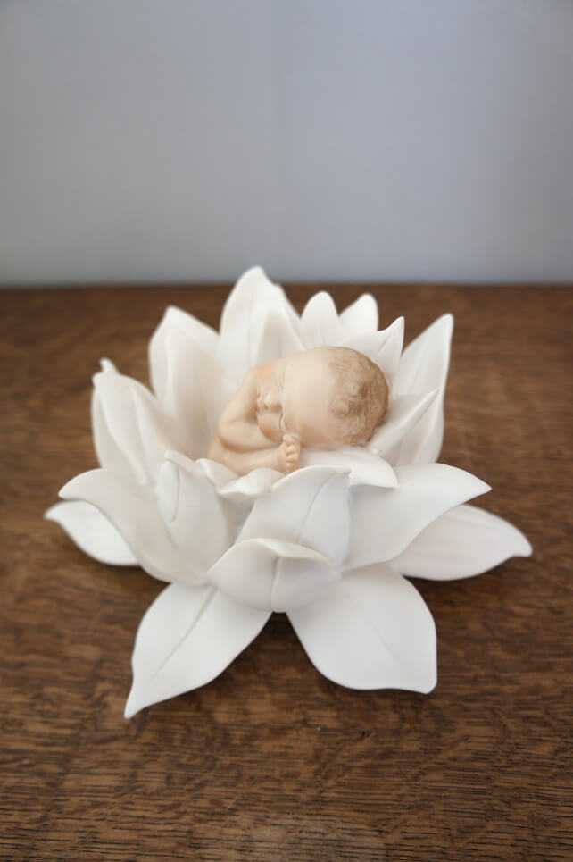 Младенец в белой лилии, Джузеппе Армани, статуэтка