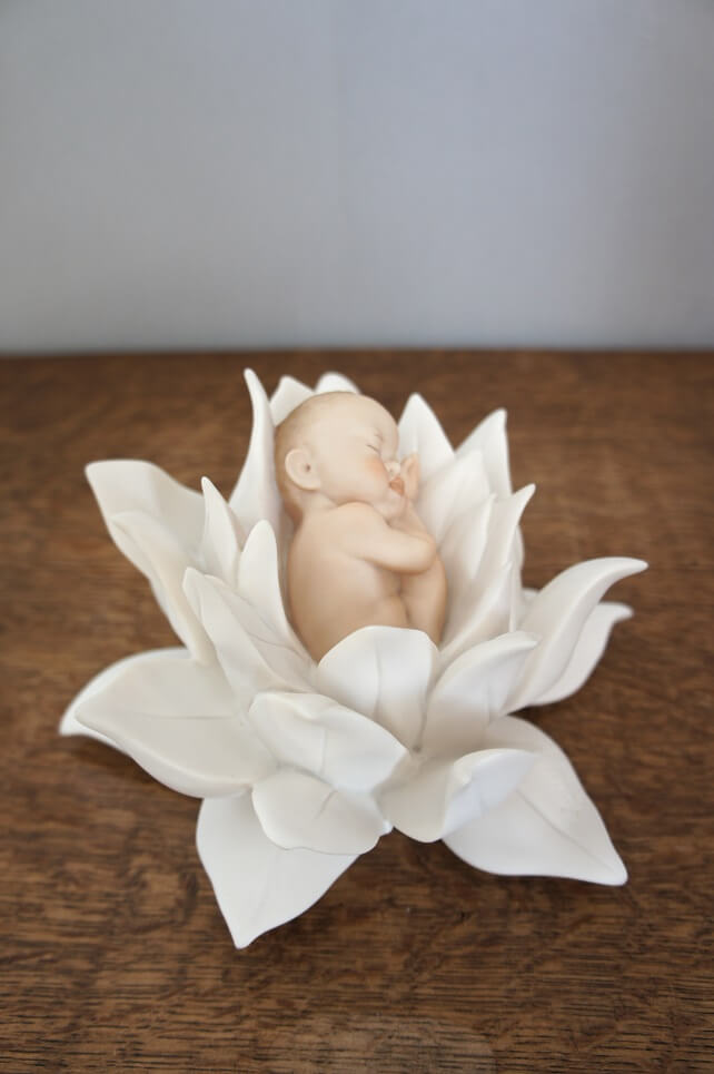 Младенец в белой лилии, Giuseppe Armani, статуэтка