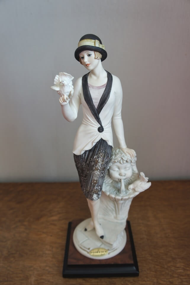Девушка у фонтанчика, Giuseppe Armani, статуэтка