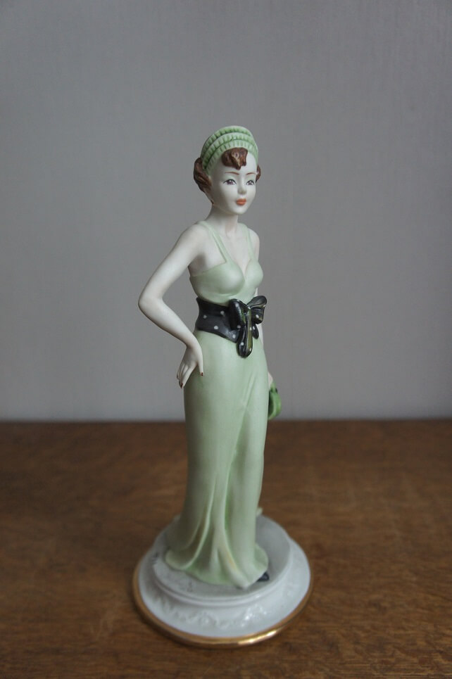 Девушка в зеленом с клатчем, Каподимонте, статуэтка