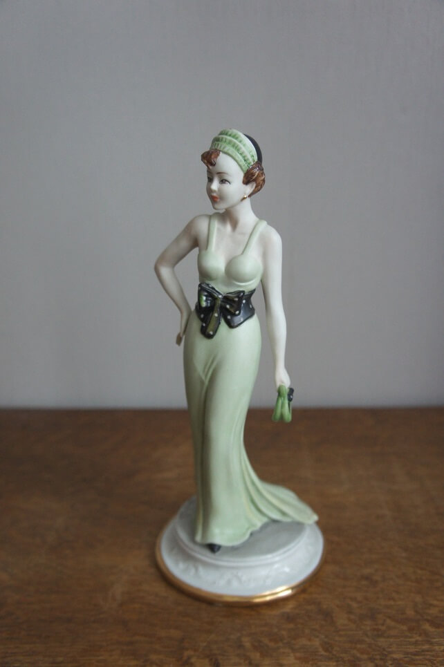 Девушка в зеленом с клатчем, статуэтка