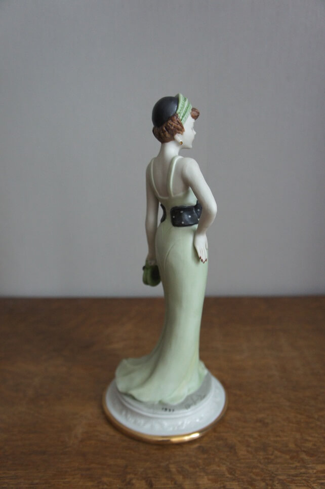 Девушка в зеленом с клатчем, Каподимонте, статуэтка