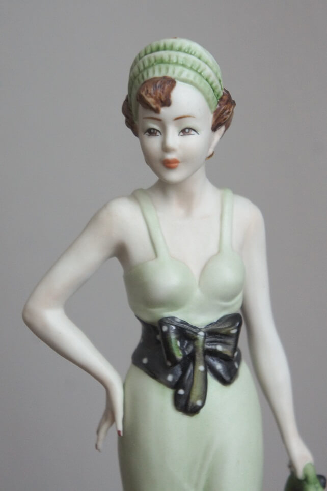 Девушка в зеленом с клатчем, статуэтка