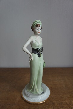 Девушка в зеленом с клатчем, Каподимонте, фарфоровая статуэтка. KunstGalerie