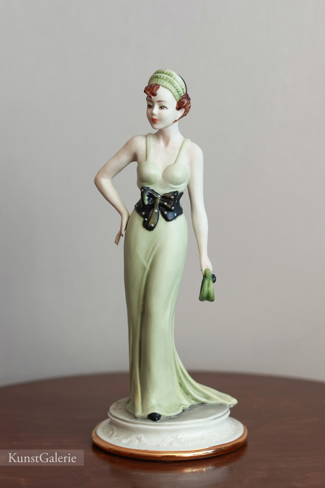 Девушка в зеленом с клатчем, Meneghetti, Capodimonte, статуэтка