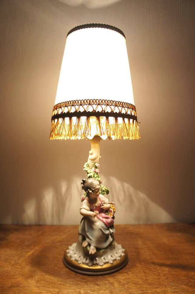 Светильник девочка с корзиной, Каподимонте, статуэтка