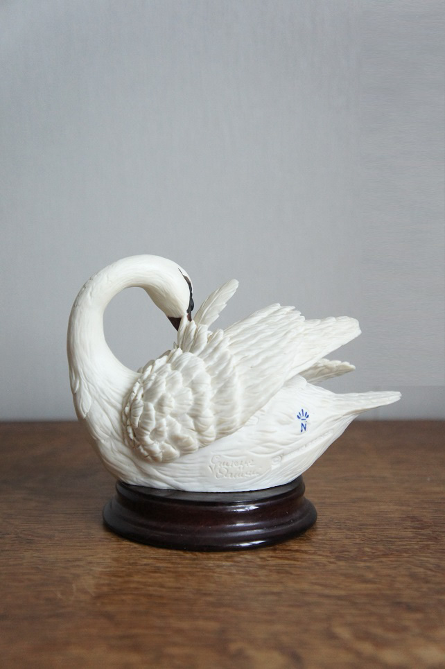 Белый лебедь чистит перья, Giuseppe Armani, статуэтка