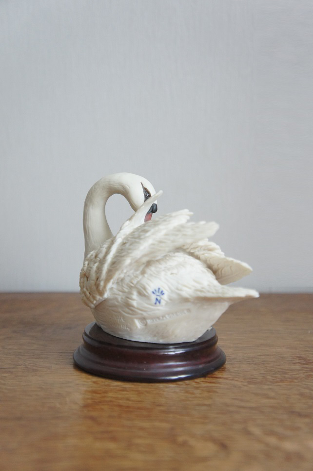 Белый лебедь чистит перья, Джузеппе Армани, статуэтка