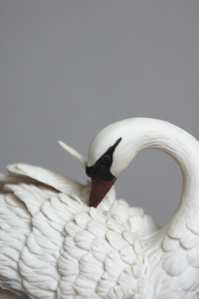 Белый лебедь чистит перья, Giuseppe Armani, статуэтка