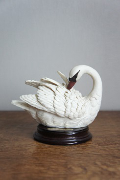 Белый лебедь чистит перья, Giuseppe Armani Florence, Capodimonte, статуэтка, KunstGalerie.ru