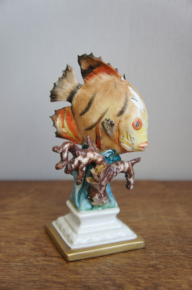 Рыбка в коралле, Capodimonte, статуэтка