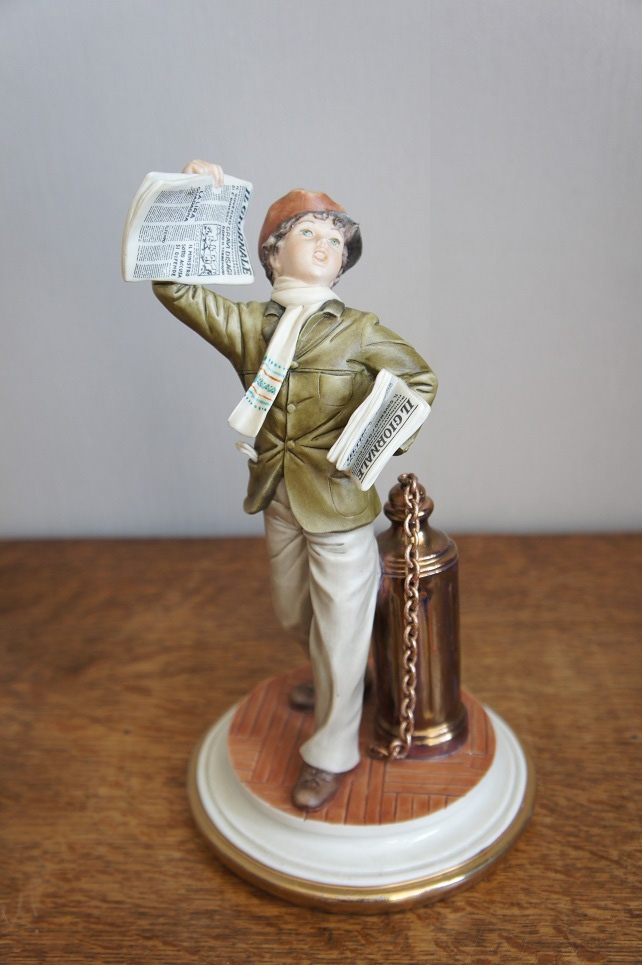 Мальчик с газетами, Каподимонте, статуэтка
