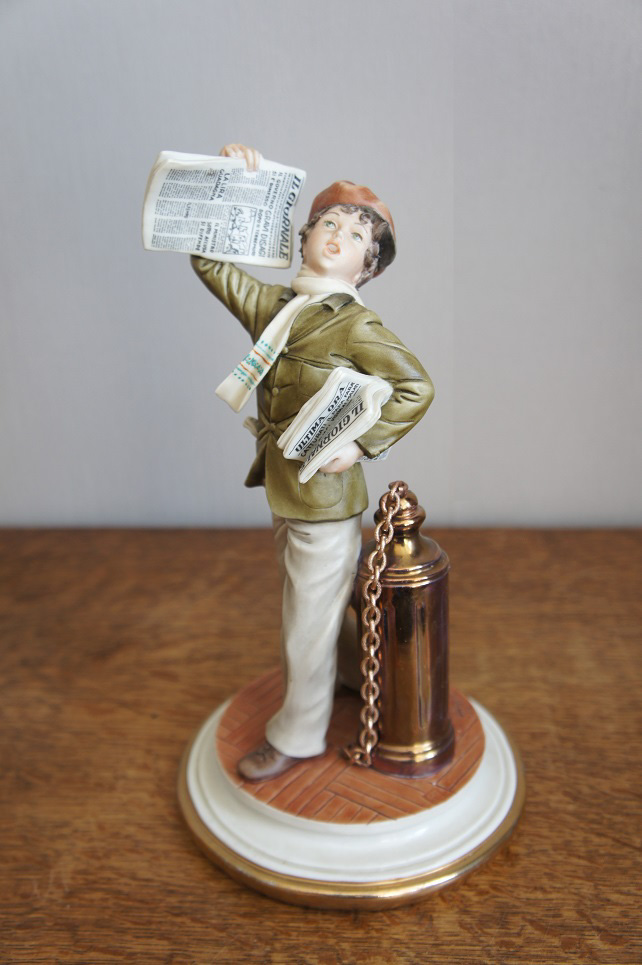 Мальчик с газетами, Capodimonte, статуэтка