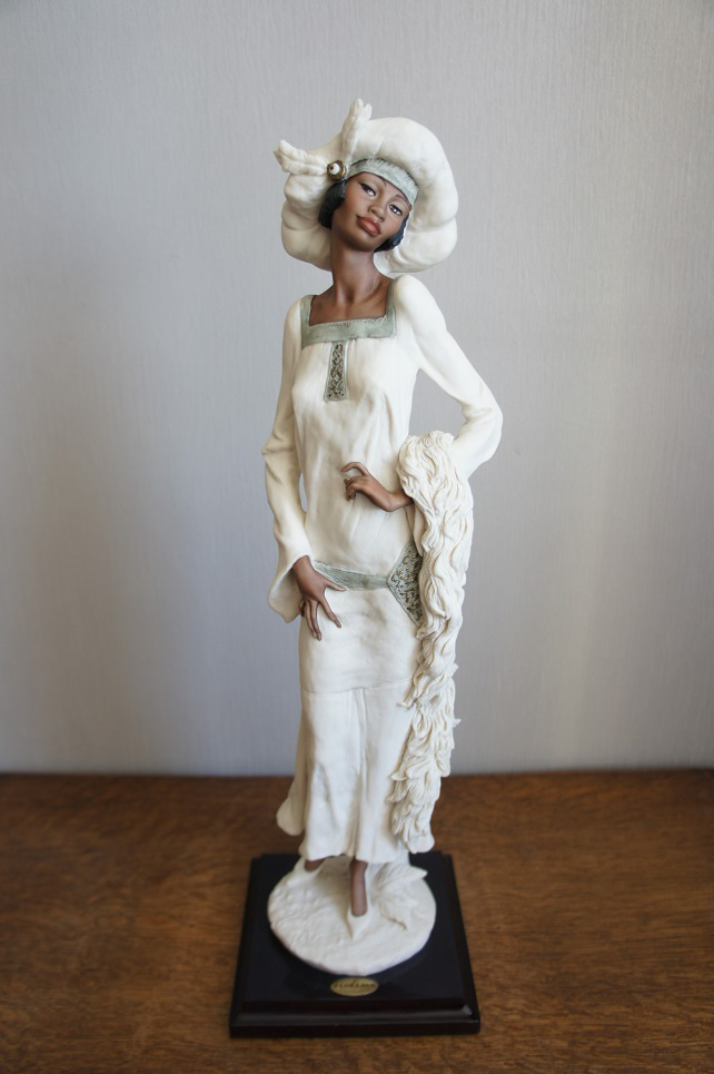 Трэйси в белоснежном наряде, Джузеппе Армани, Флоренс, статуэтка
