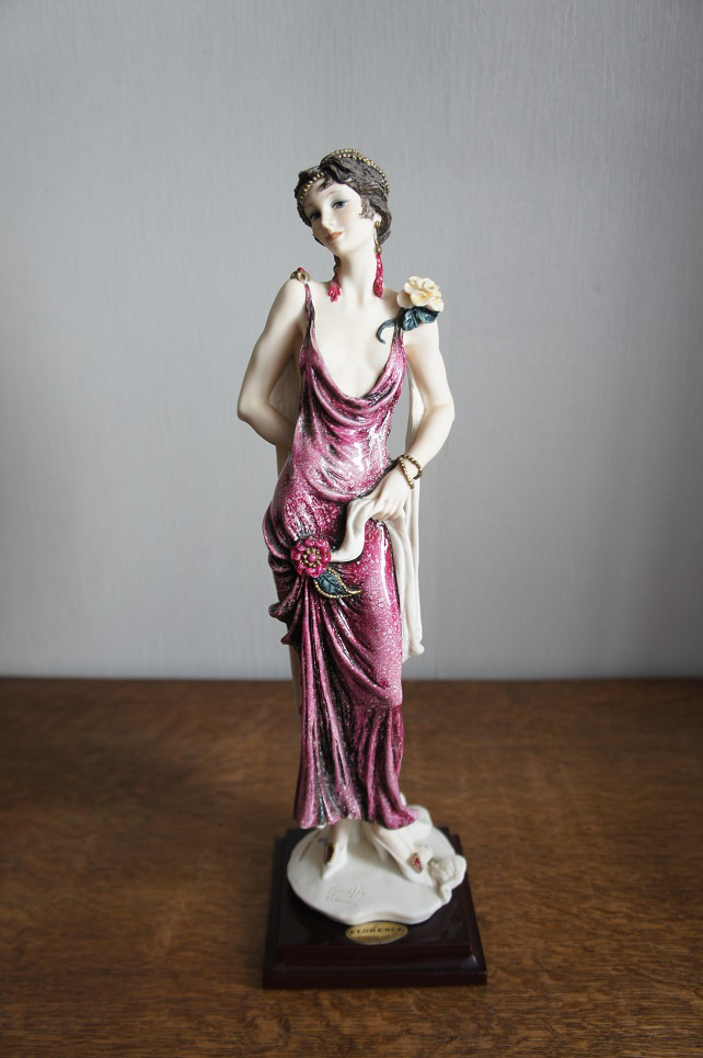 Сара в малиновом платье, Giuseppe Armani, статуэтка