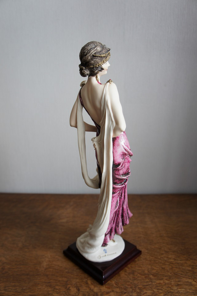 Сара в малиновом платье, Джузеппе Армани, статуэтка