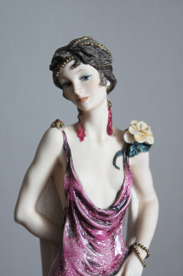 Сара в малиновом платье, Giuseppe Armani, статуэтка