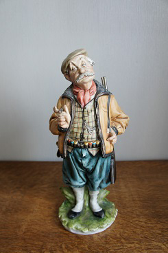 Усатый охотник с ружьём, Tyche Bruno, Каподимонте, фарфоровые статуэтки. KunstGalerie