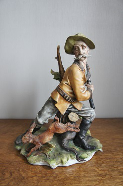 Усатый охотник с зайцем, Tyche Tosca, Capodimonte, фарфоровые статуэтки. KunstGalerie