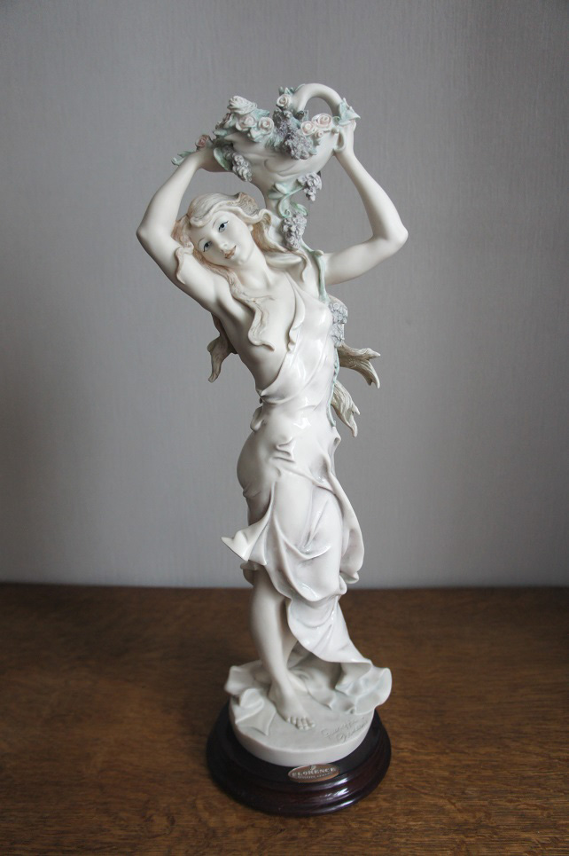 Девушка с корзиной цветов, Giuseppe Armani, статуэтка