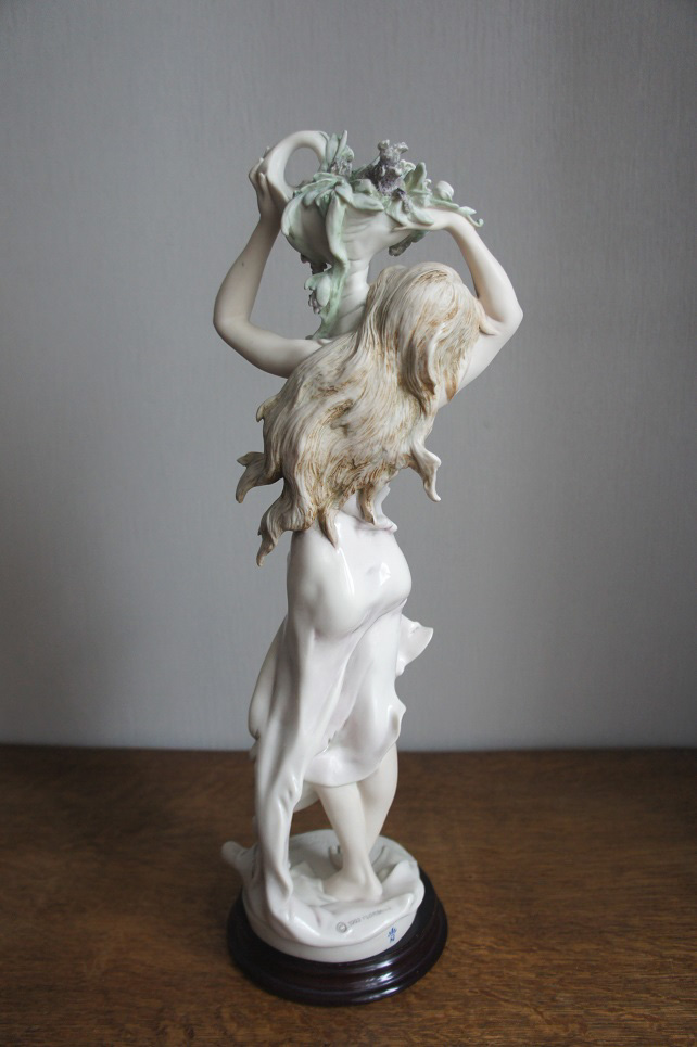 Девушка с корзиной цветов, Giuseppe Armani, статуэтка
